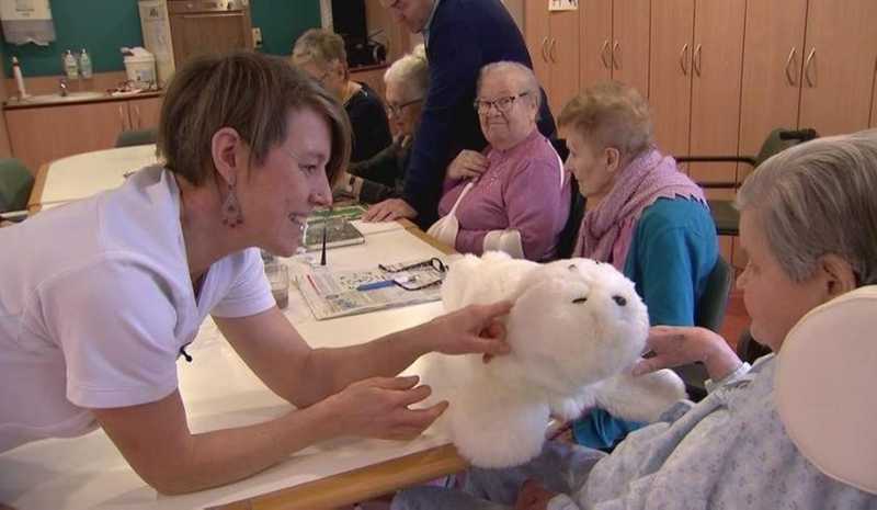 Paro in de gemeenschappelijke ruimte van een verzorgingstehuis 